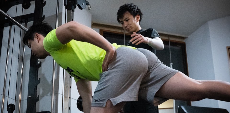 ジムでの男性へのパーソナルトレーニング2